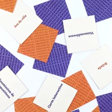 Carte du set "La pioche a démarches hybrides" posées sur une table