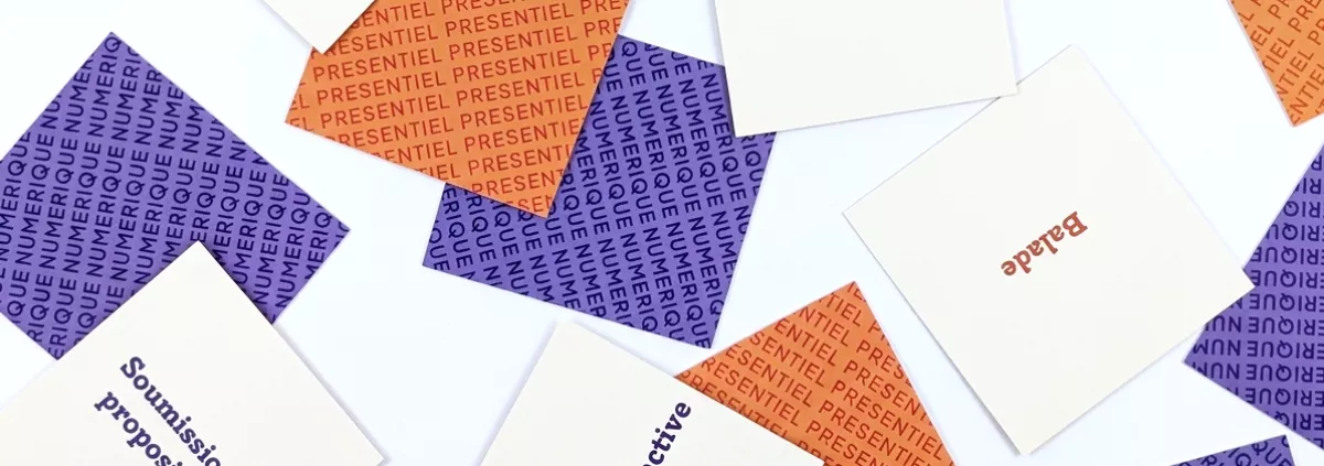 Carte du set "La pioche a démarches hybrides" posées sur une table